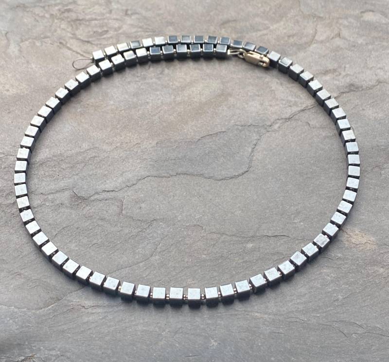 Kette Hematit-Würfel von SchmuckesausDraht