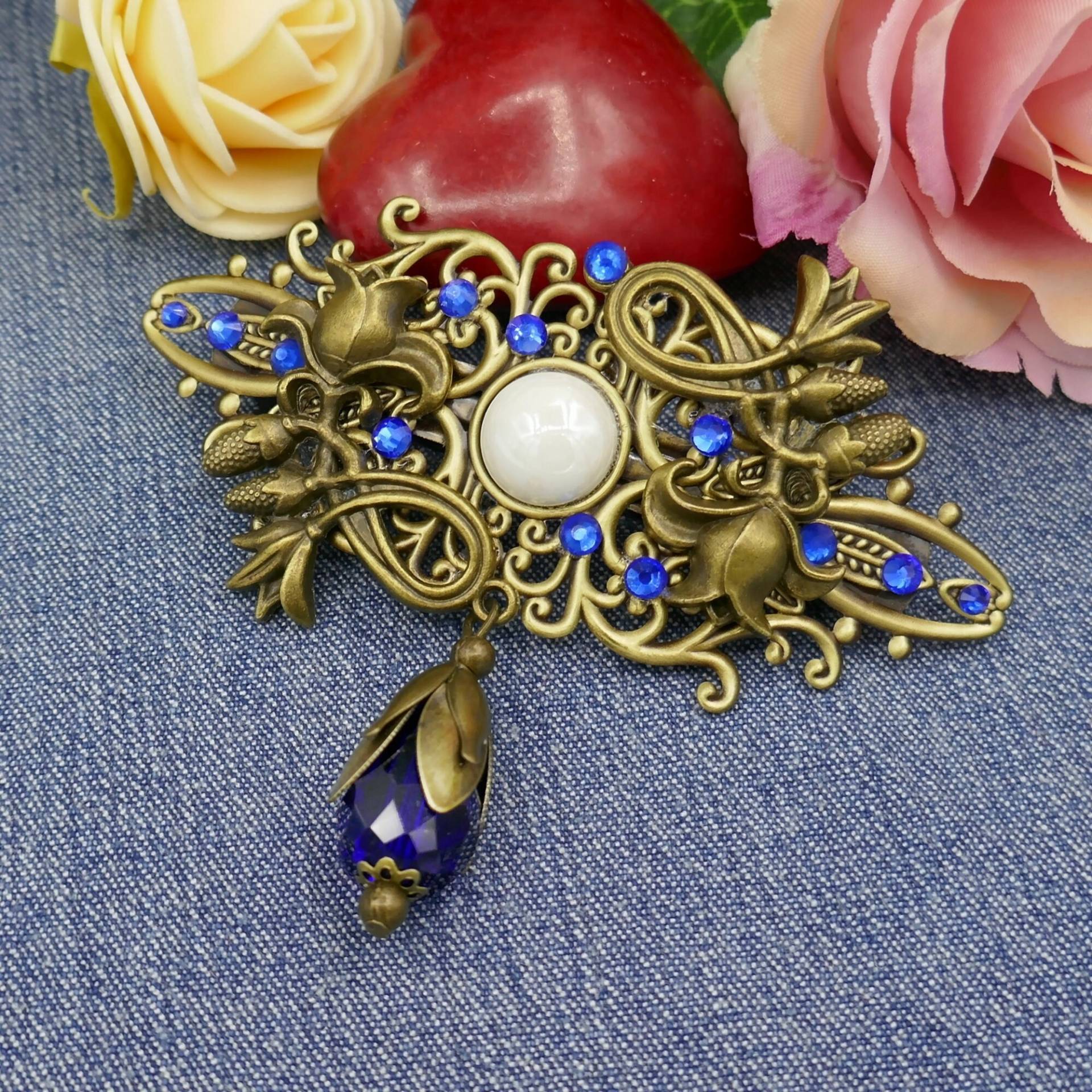 Haarspange | 007 Bronzefarben Florale Ornamente Glasschlifftropfen Strass Blau Perlkappen Und Perlized Glascabochon Haarspange | 007 Bronzefarben Florale Ornamente Glasschlifftropfen Strass Blau Perlkappen Und Perlized Glascabochon von Schmuckfamos