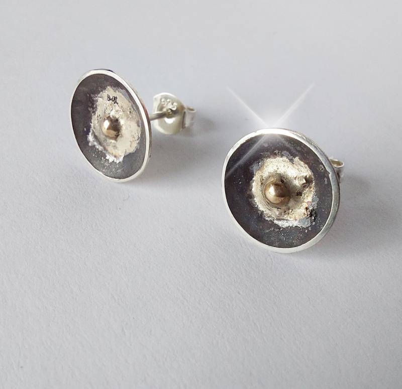 Silberner Ohrstecker Mit Goldkugel, Edel Geschwärzt von Schmuckgewerk