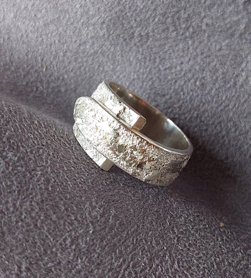 Silberner Ring Mit Aufgeschmolzenem Silberstaub, Verstellbar von Schmuckgewerk