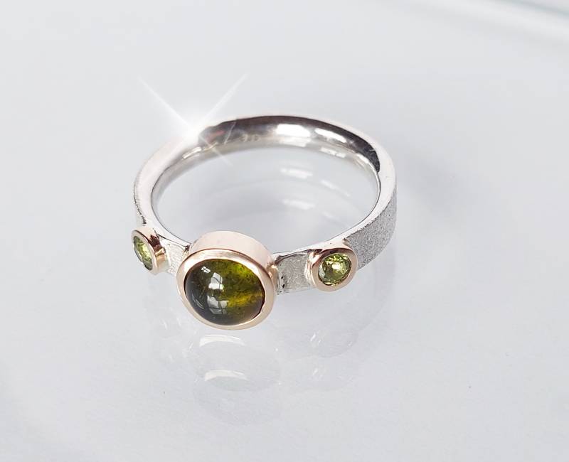 Silberner Turmalinring Mit Peridots in Goldenen Fassungen von Schmuckgewerk