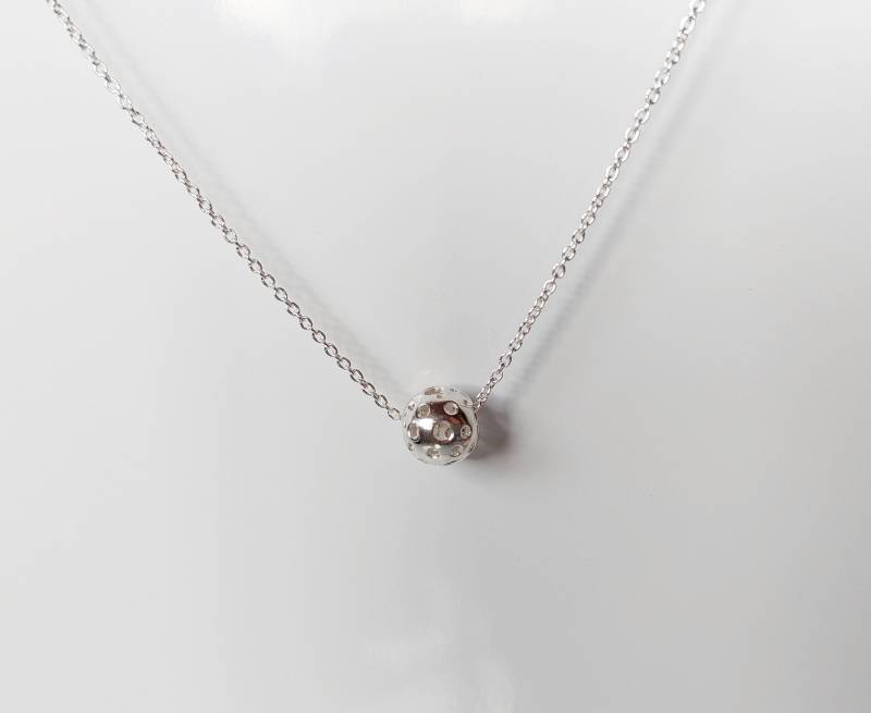 Zierliche Silberkette Mit Kleiner Durchlöcherten Kugel von Schmuckgewerk