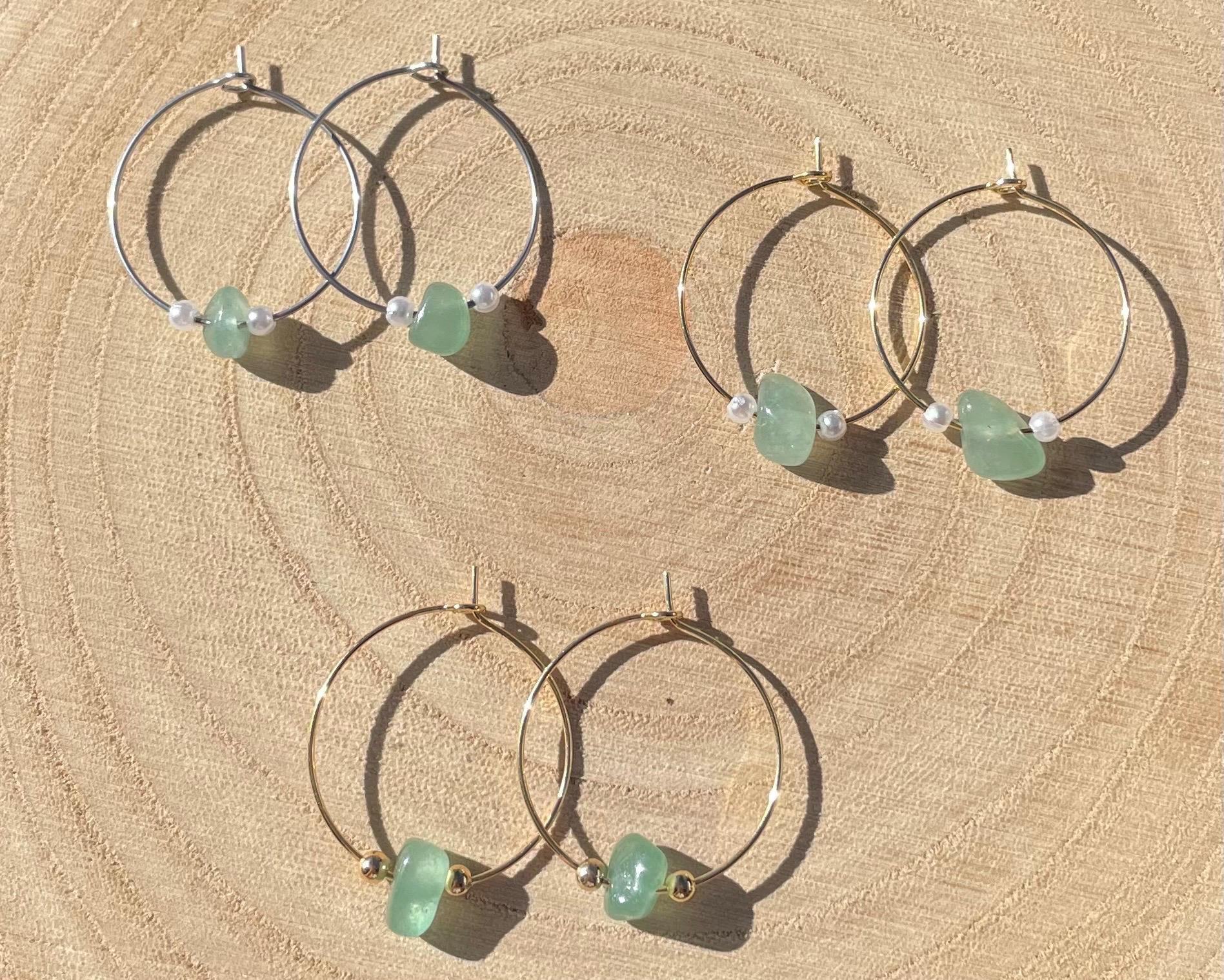 Goldene/Silberne Creolen Ohrringe | Aventurin Splitter Goldene/Weiße Perlen Verschiedene Größen Geschenk Frauen Goldene/Silberne Creolen Ohrringe | Aventurin Splitter Goldene/Weiße Perlen Verschiedene Größen Geschenk Frauen von Schmuckilia