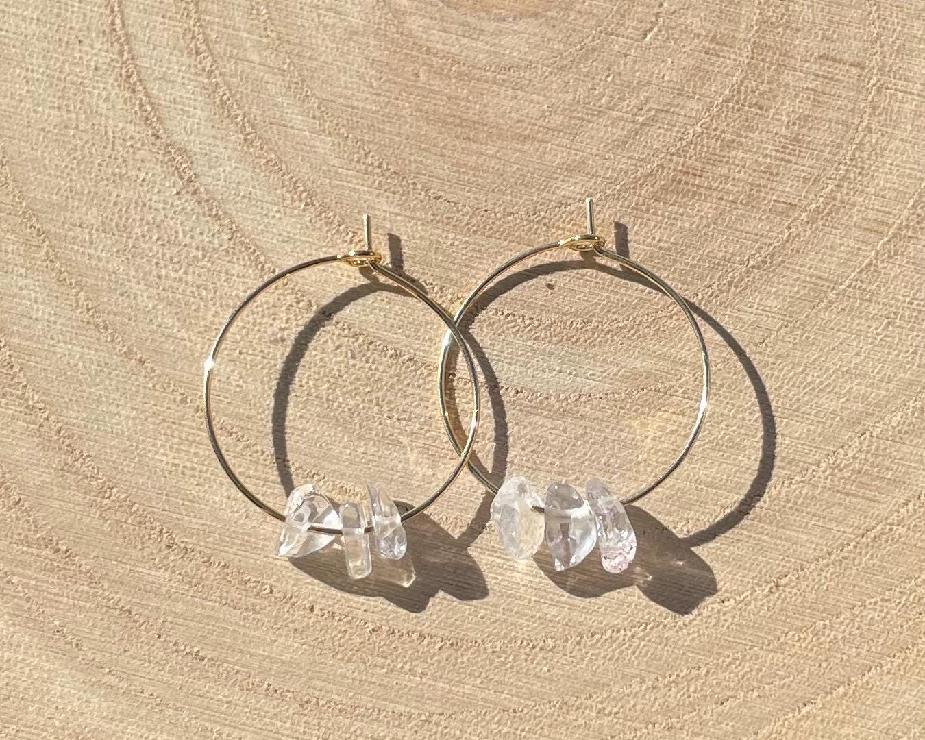 Goldene/Silberne Creolen Ohrringe | Bergkristall Splitter Steine Verschiedene Größen Geschenk Frauen Goldene/Silberne Creolen Ohrringe | Bergkristall Splitter Steine Verschiedene Größen Geschenk Frauen von Schmuckilia