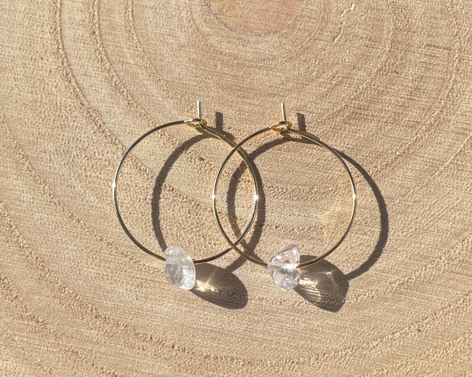 Goldene/Silberne Creolen Ohrringe | Bergkristall Splitter Steine Verschiedene Größen Geschenk Frauen Goldene/Silberne Creolen Ohrringe | Bergkristall Splitter Steine Verschiedene Größen Geschenk Frauen von Schmuckilia