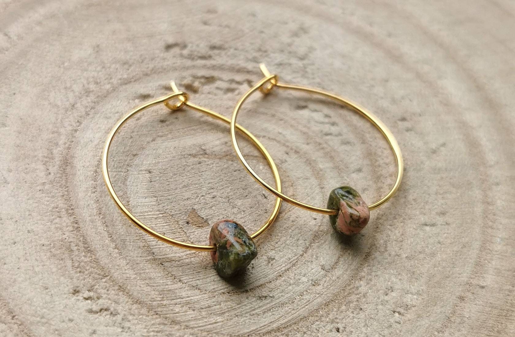 Goldene/Silberne Creolen Ohrringe | Epidot Splitter Steine Verschiedene Größen Geschenk Frauen Goldene/Silberne Creolen Ohrringe | Epidot Splitter Steine Verschiedene Größen Geschenk Frauen von Schmuckilia