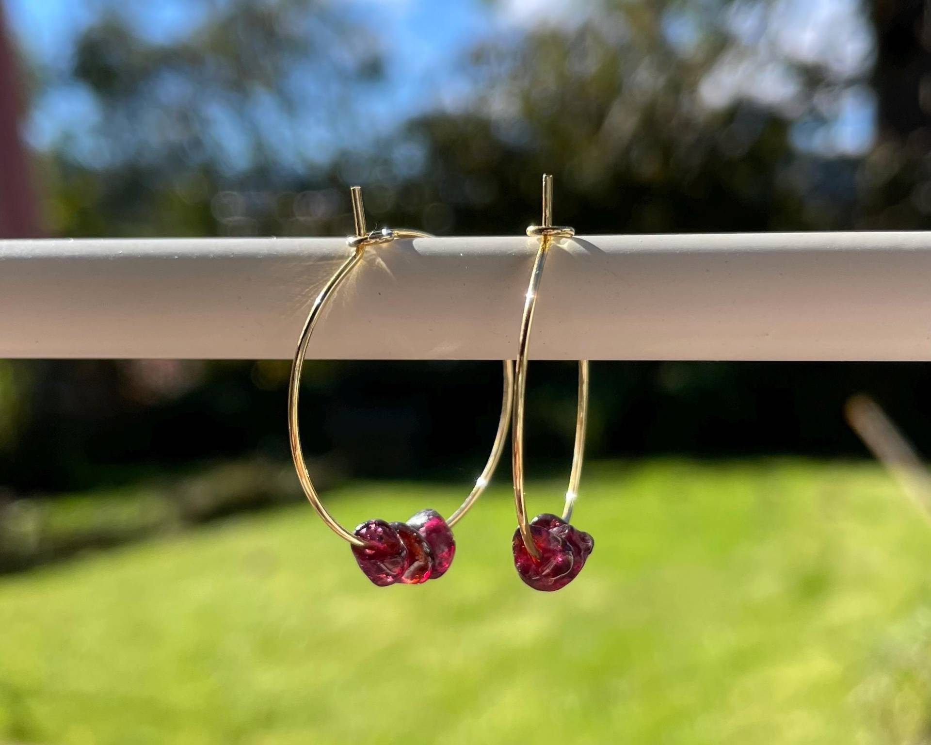 Goldene/Silberne Creolen Ohrringe | Granat Splitter Steine Verschiedene Größen Geschenk Frauen Goldene/Silberne Creolen Ohrringe | Granat Splitter Steine Verschiedene Größen Geschenk Frauen von Schmuckilia