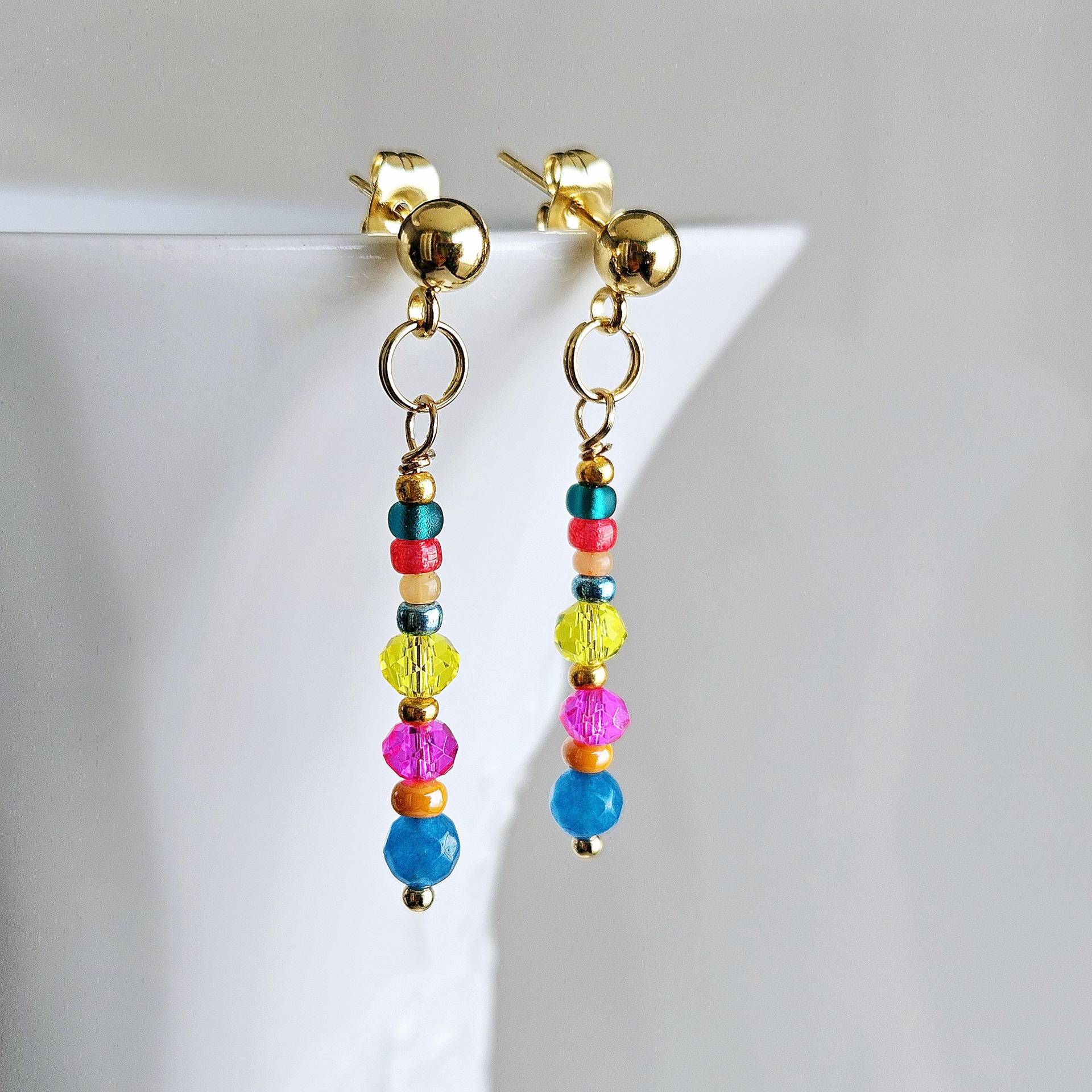 Niedliche Bunte Perlenohrringe Mit Goldenen Ohrsteckern Aus Edelstahl, Zierliche Ohrringe Niedliche Bunte Perlenohrringe Mit Goldenen Ohrsteckern Aus Edelstahl, Zierliche Ohrringe von SchmuckkatzeDE