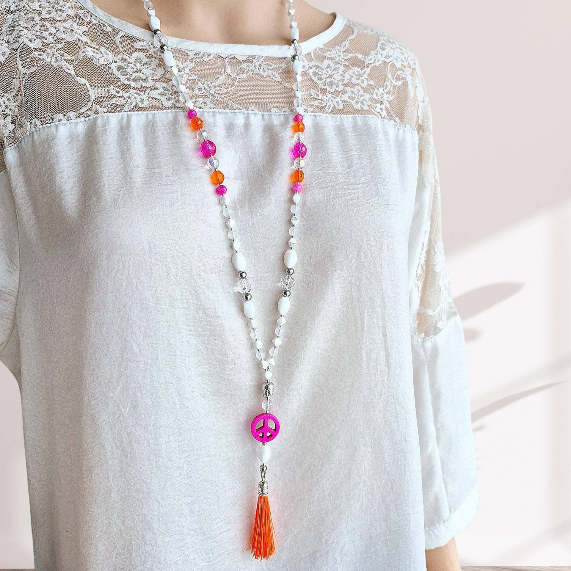 Lange Boho Kette Mit Anhänger Quaste, Pink, Orange, Weiß, Hippiekette Peace Zeichen Lange Boho Kette Mit Anhänger Quaste, Pink, Orange, Weiß, Hippiekette Peace Zeichen von SchmuckkatzeDE
