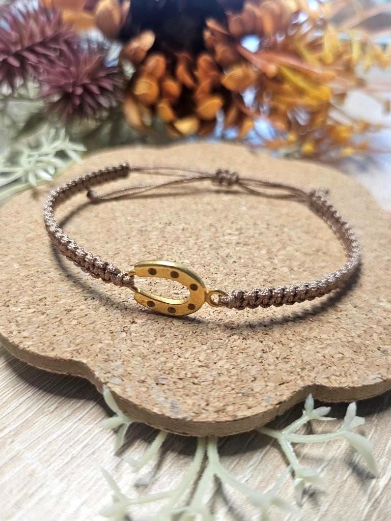 Makramee Armband | Glücksbringer Hufeisen Gold Handgeknüpft von Schmuckkistal