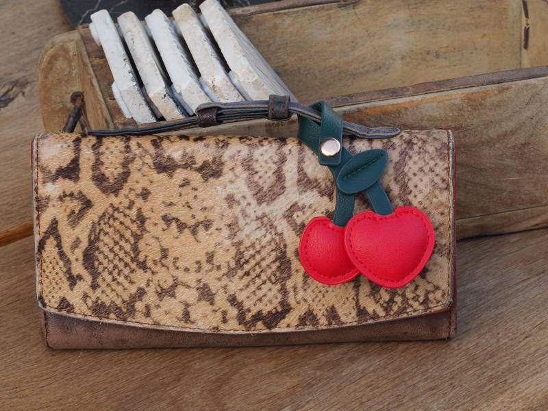 Taschenanhänger Mit Roter Kirsche, Kunstleder, Schlüsselanhänger Stern von Schmuckkistl