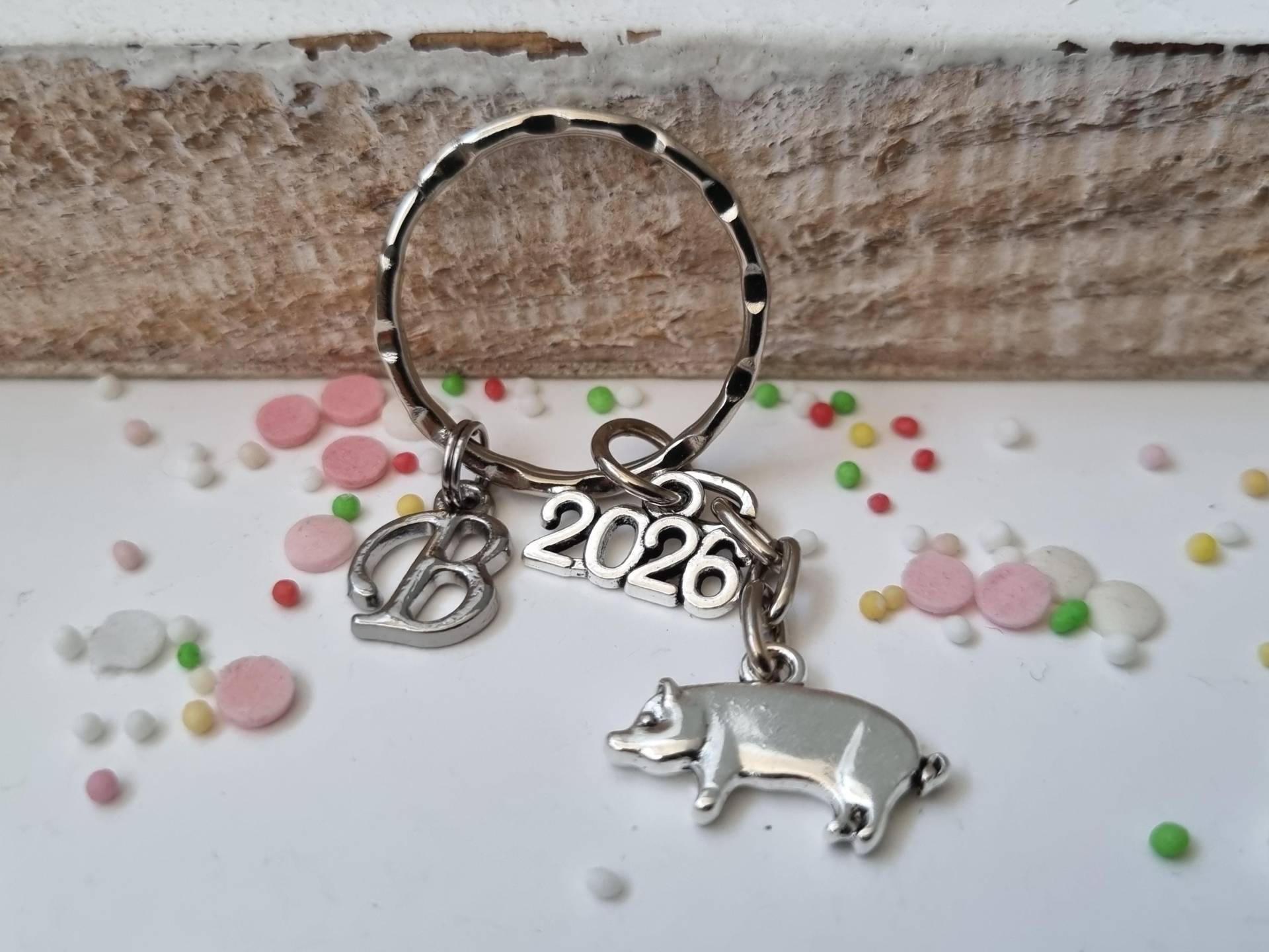 Glücksbringer 2026 Schlüsselanhänger Personalisierbar/Schwein Geschenk Für Frauen Freundin Geschenkset von Schmuckmariechen