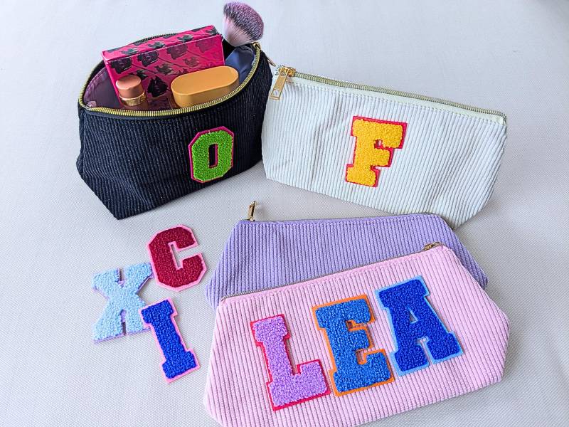 Kosmetiktasche Personalisiert Aus Cord Mit Buchstaben Patch | Mäppchen Kulturtasche Make-Up Tasche Schminktasche Necessaire von Schmuckoroshe