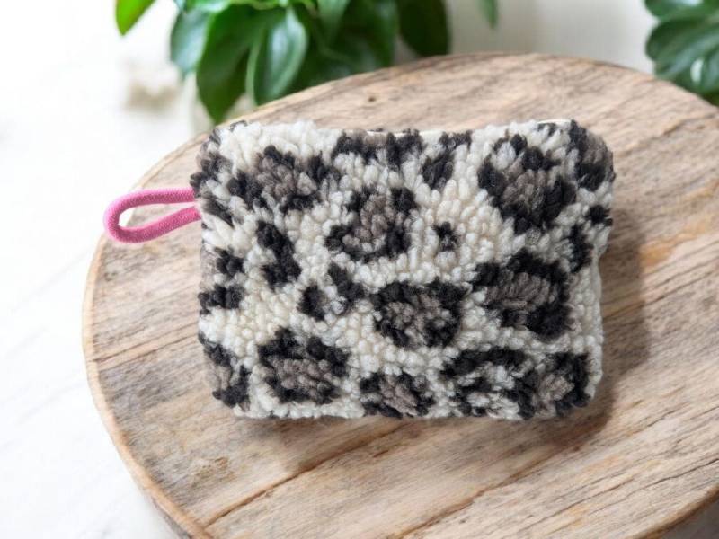 Kosmetiktasche Leopard | Teddy Tasche Hygiene Schminktasche| Geldbörse Münzbörse Schlüsselanhänger Plüsch Felltasche Leo von Schmuckoroshe