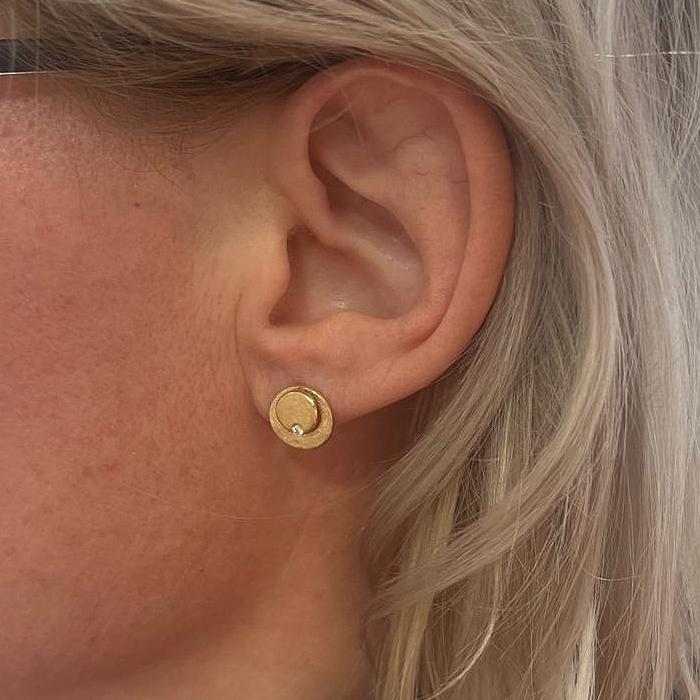 Diamant Unikat Ohrstecker Platte Aus 14 Karat Gold Goldschmiedearbeit Dot Rund Mit Eismatt Struktur 585 Handarbeit von Schmuckpalast24