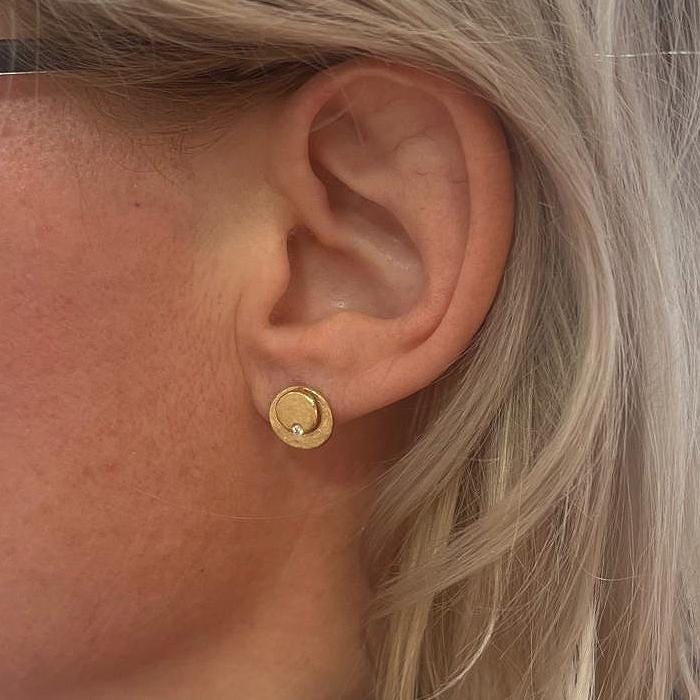 Diamant Unikat Ohrstecker Platte Aus 14 Karat Gold Goldschmiedearbeit Dot Rund Mit Eismatt Struktur 585 Handarbeit von Schmuckpalast24