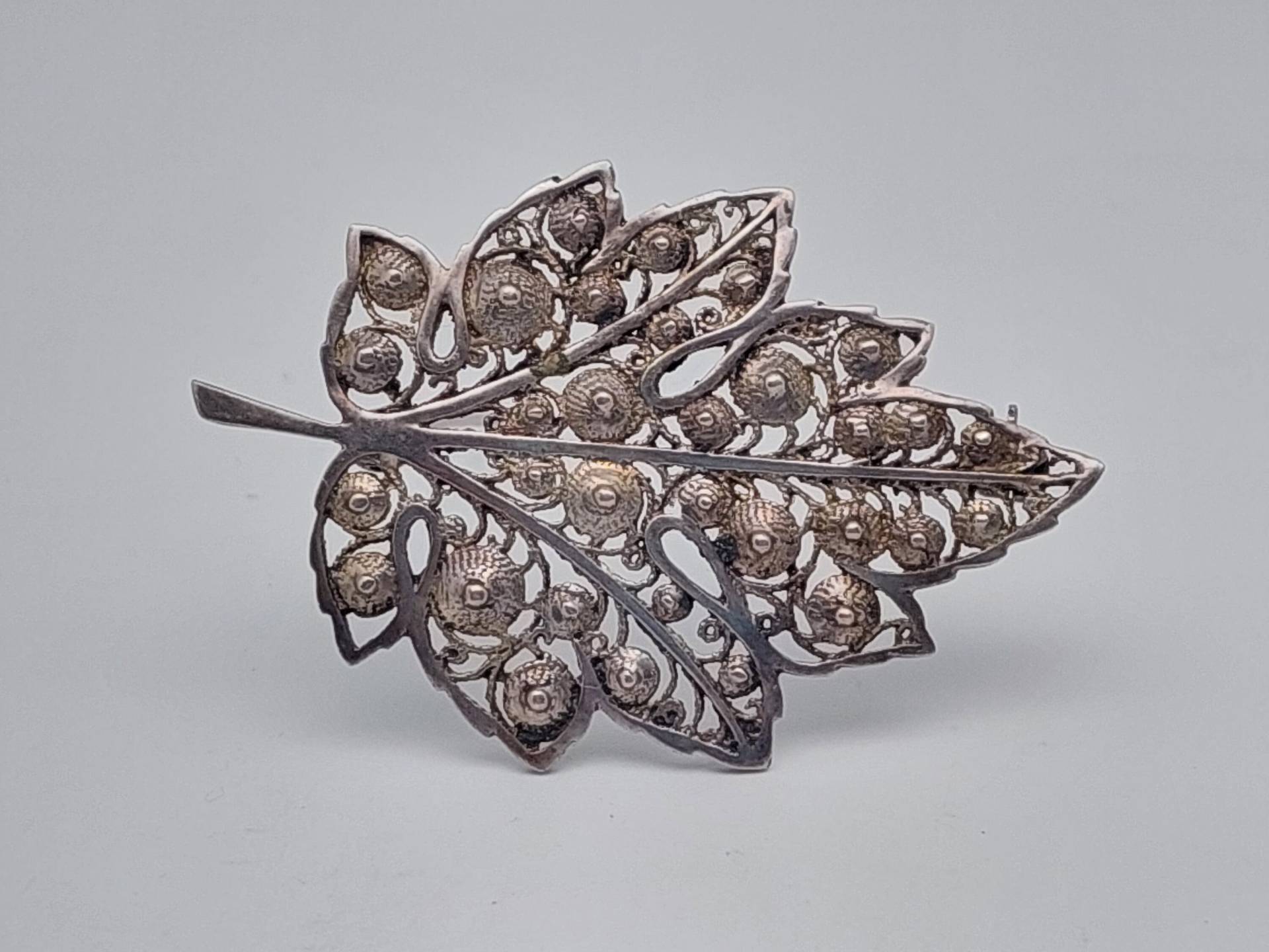 Antike 835Er Silber Brosche Aus Filigranen Silberdraht Blatt Blattform von SchmuckparadiesShop