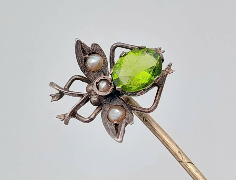 Antike Brosche Reversnadel Jugendstil 1910 Fliege Anstecknadel Grüne Steine Mit Saatperlen Krawattennadel von SchmuckparadiesShop