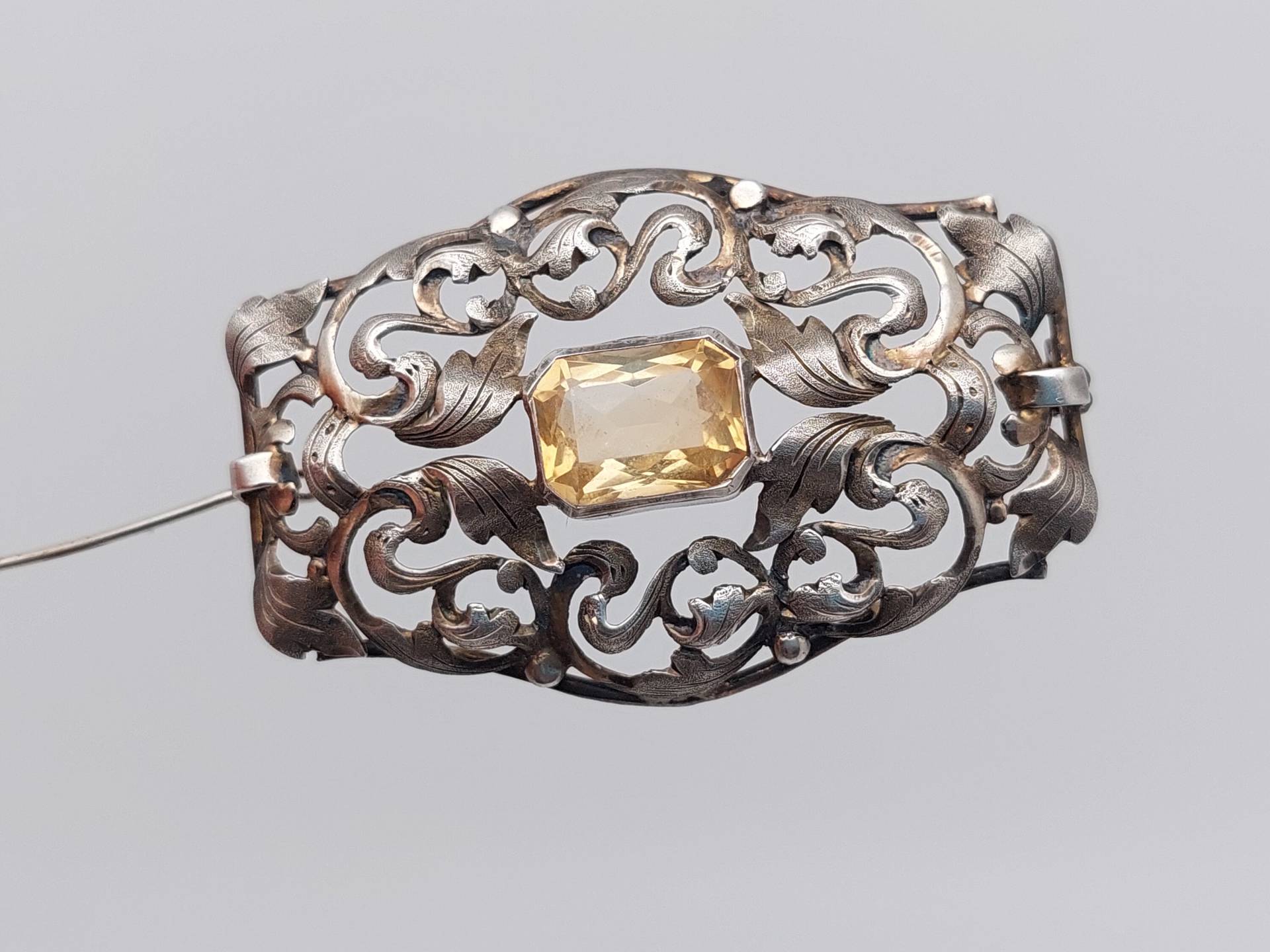 Antike Silberne Brosche Silber Jugendstil Gelber Stein Filigranschmuck Rocaillen Blumen Verzierung von SchmuckparadiesShop