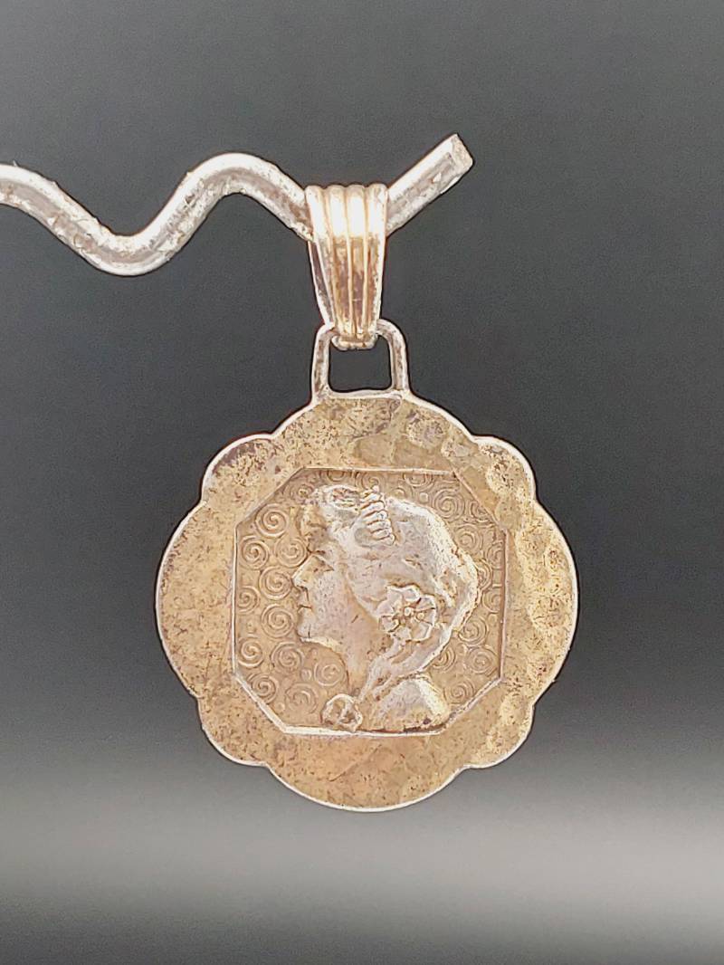 Antiker 800 Silber Anhänger Jugendstil Mädchen Bettelarmband Glücksbringer Charm von SchmuckparadiesShop