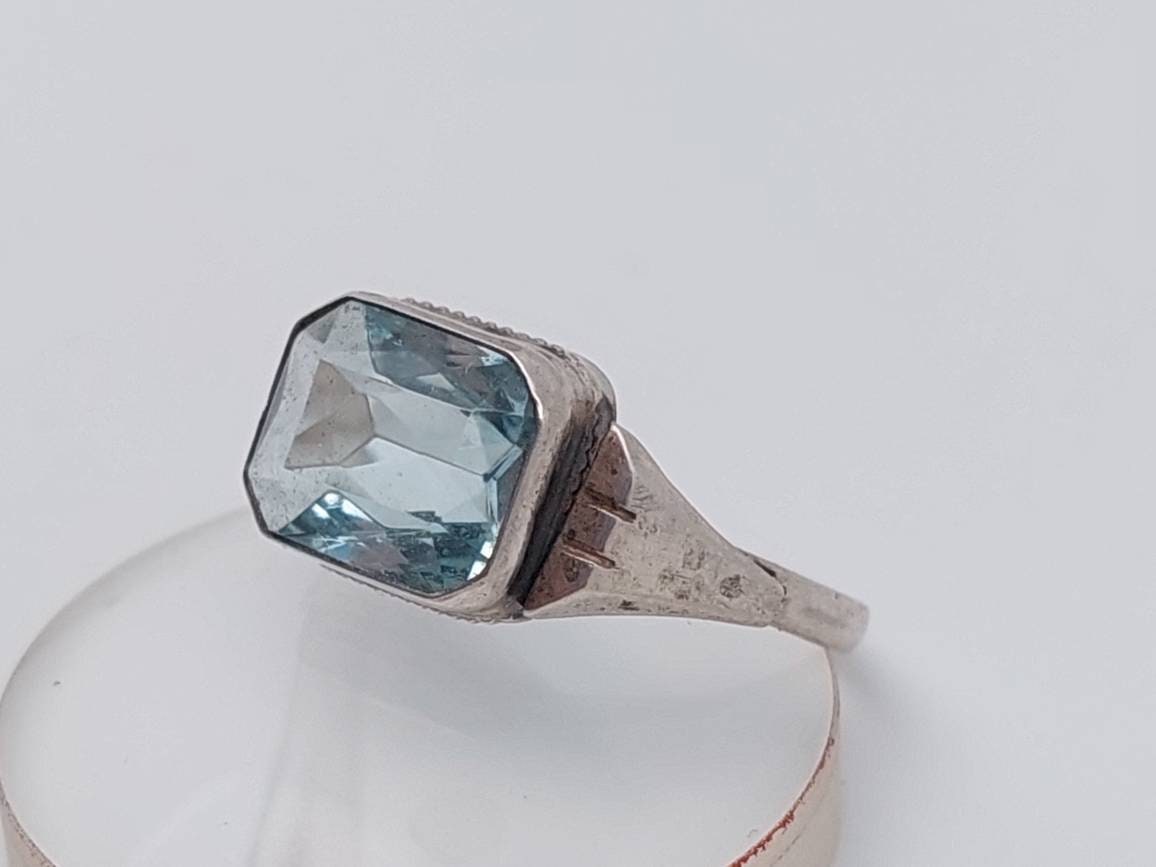 Antiker 830Er Silber Ring Geschliffener Hell Blauer Stein Antiker Gr 18 Us 8 1/4 Antiker 830Er Silber Ring Geschliffener Hell Blauer Stein Antiker Gr 18 Us 8 1/4 von SchmuckparadiesShop
