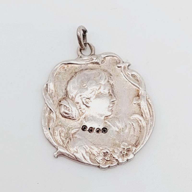 Antiker 900Er Silber Anhänger Jugendstil Mädchen Frau Bettelarmband Glücksbringer Charm von SchmuckparadiesShop