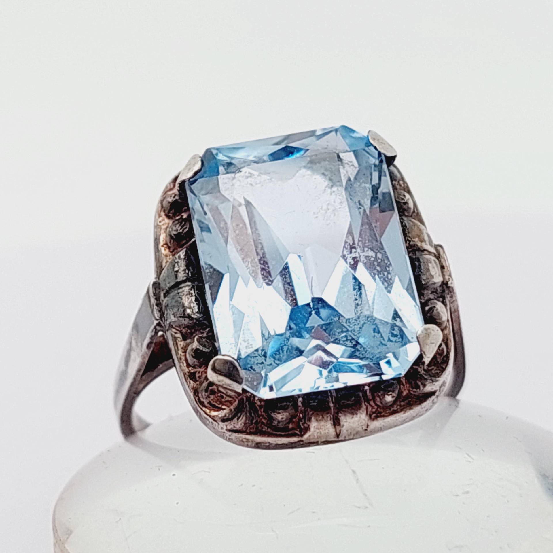 Antiker 935Er Silber Ring Aquamarin Farbender Stein Hellblau Antiker Schmuck Ringgrösse 14 Antiker 935Er Silber Ring Aquamarin Farbender Stein Hellblau Antiker Schmuck Ringgrösse 14 von SchmuckparadiesShop