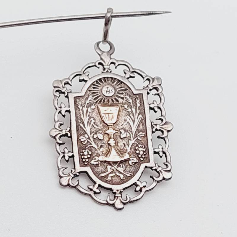 Antiker Depose Silberner Anhänger Jugendstil Historismus Kelch Religiöser Bettelarmband Glücksbringer Charm von SchmuckparadiesShop