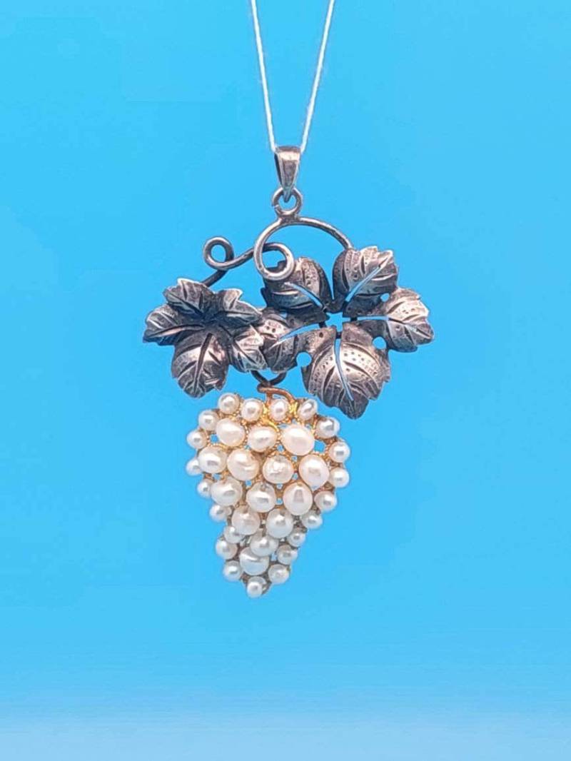 Antiker Silber Jugendstil Anhänger Weinreben Mit Perlen Brosche von SchmuckparadiesShop