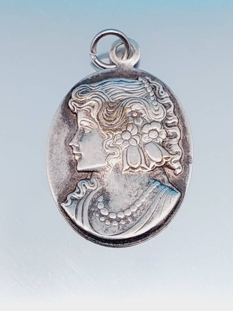 Antiker Silberner Anhänger Biedermeier Porträt Frau Mädchen Bettelarmband Charm von SchmuckparadiesShop