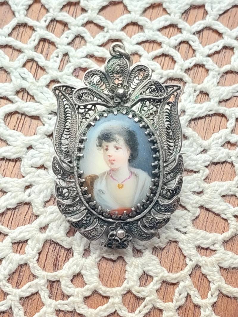 Antikes Medaillon Biedermeier Portraitmalerei Lupenmalerei Filigranschmuck Anhänger Brosche von SchmuckparadiesShop