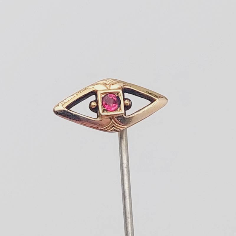 Biedermeier Krawattennadel Andreas Daub Goldfarbe Tombak Anstecknadel Reversnadel Nadel Mit Roten Stein Antik Biedermeier Krawattennadel Andreas Daub Goldfarbe Tombak Anstecknadel Reversnadel Nadel Mit Roten Stein Antik von SchmuckparadiesShop