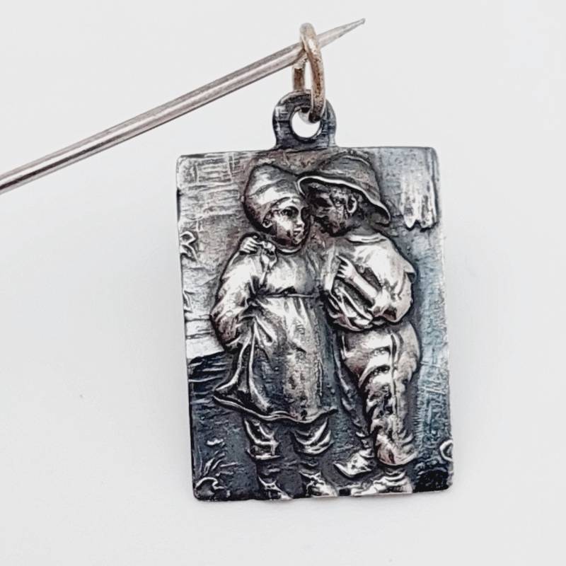 Depose Antiker Jugendstil Anhänger Junge Mit Mädchen 800Er Silber Charm Bettelarmband 1906 von SchmuckparadiesShop