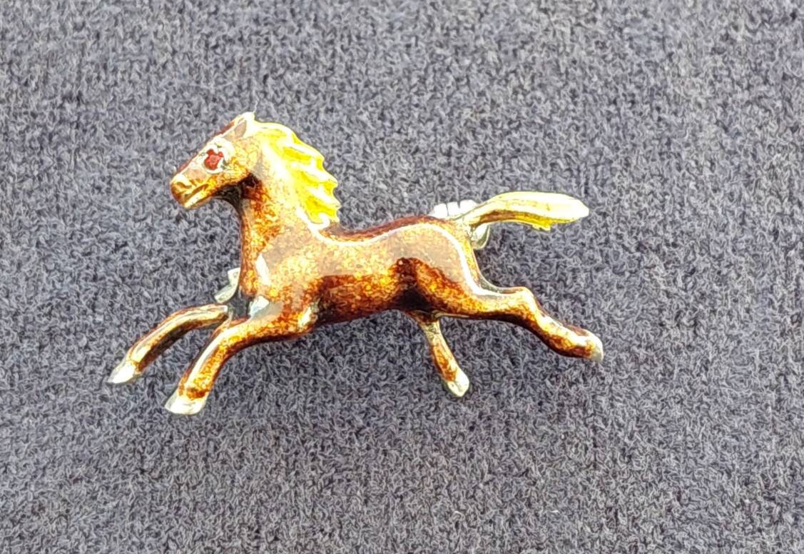Moderne Vintage Brosche Springendes Pferd 925 Silber Mit Emaille von SchmuckparadiesShop