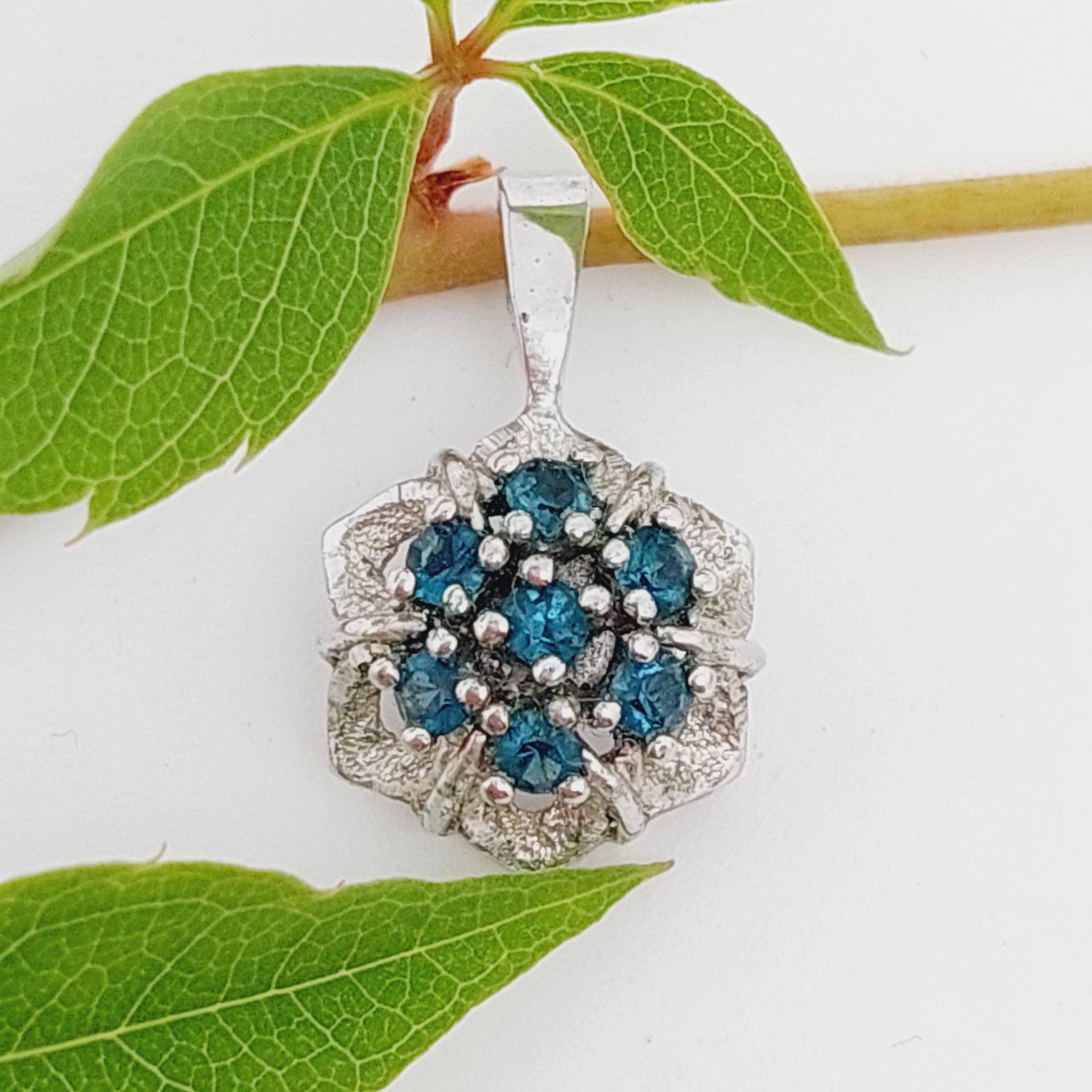 Vintage 925 Silber Anhänger Mit Blauen Steinen Moderner Filigranschmuck Blume Schmuck Vintage 925 Silber Anhänger Mit Blauen Steinen Moderner Filigranschmuck Blume Schmuck von SchmuckparadiesShop