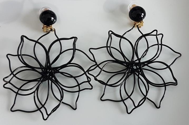 Grosse Statement Schwarze Blumen Ohrclips von Schmuckperle3000