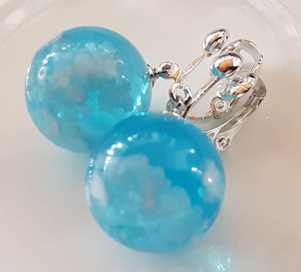 Ohrclips Blaue Acryl Kugeln Mit Weisse Wolken Ohrclips Blaue Acryl Kugeln Mit Weisse Wolken von Schmuckperle3000