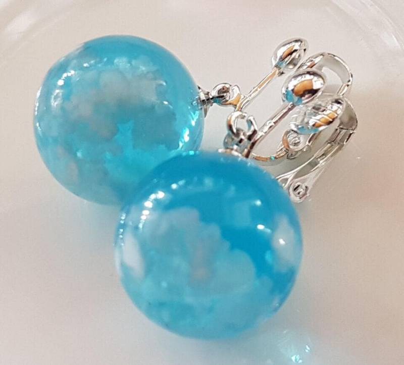 Ohrclips Blaue Acryl Kugeln Mit Weisse Wolken Ohrclips Blaue Acryl Kugeln Mit Weisse Wolken von Schmuckperle3000