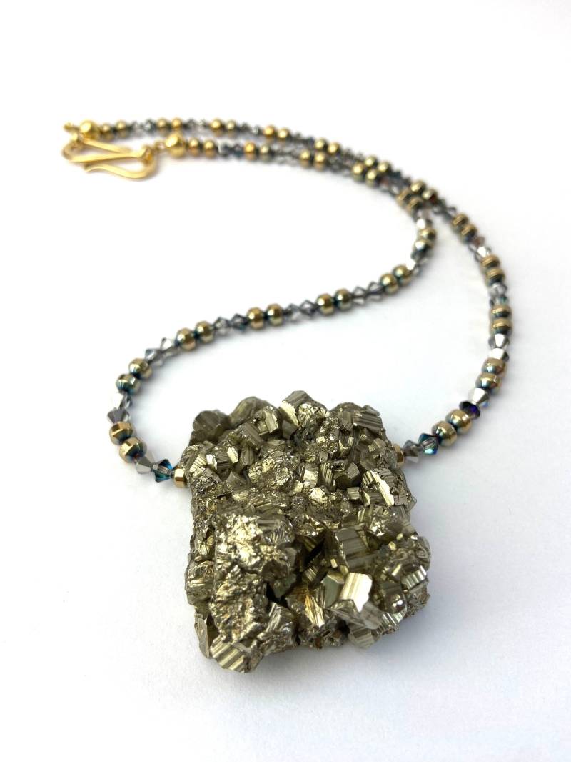 Naturstein Pyrit Halskette Einzelstück Handmade Besonders Kristalle Auffallend Silber Vergoldet Bronzefarbene Extravagant von Schmucksteindesign
