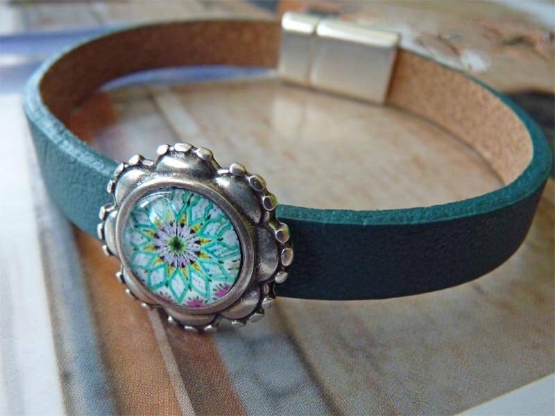 Hübsches Armband Leder Mit Mandala-Cabonchon Petrol Hübsches Armband Leder Mit Mandala-Cabonchon Petrol von SchmuckstueckeShop