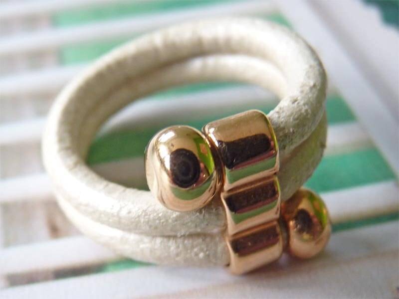 Toller Ring Metall + Leder Farbe Rosegold-Creme von SchmuckstueckeShop