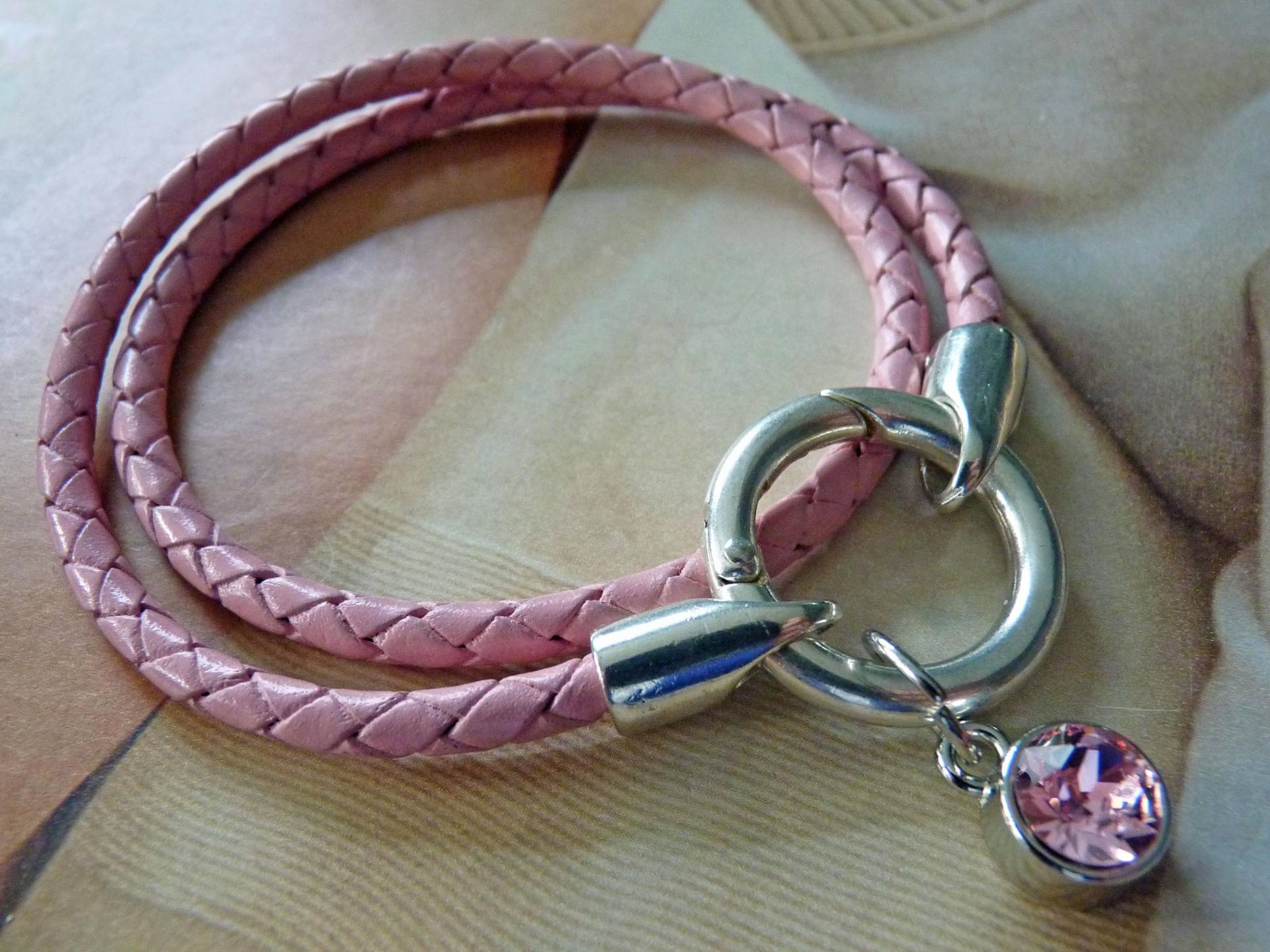 Wickelarmband Aus Geflochtenem Leder in Rosa Wickelarmband Aus Geflochtenem Leder in Rosa von SchmuckstueckeShop