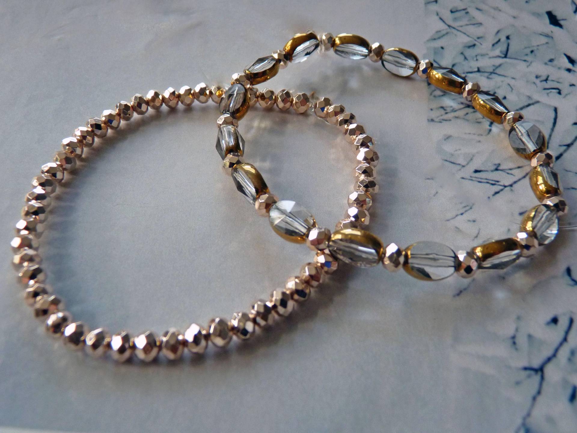 Zartes Armbandset Perlen Grau-Gold Zartes Armbandset Perlen Grau-Gold von SchmuckstueckeShop