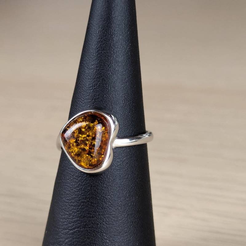 Außergewöhnlich Schöner Bernstein Ring Mit Fassung Aus Rhodiniertem Silber, Farbe Cognac, Größenverstellbar | Schmuckstyck - Magie von Schmuckstyck