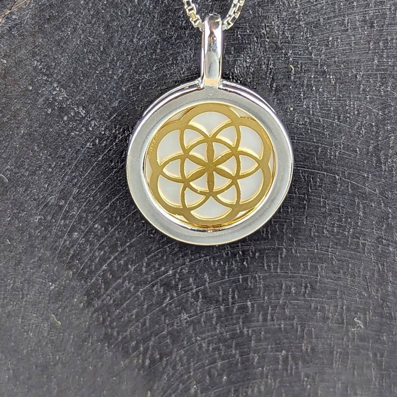 Eleganter Anhänger Mandala Teilvergoldet Und Perlmutt Im Hintergrund in Silber 2, 5cm | Bicolor - Echt Edel von Schmuckstyck