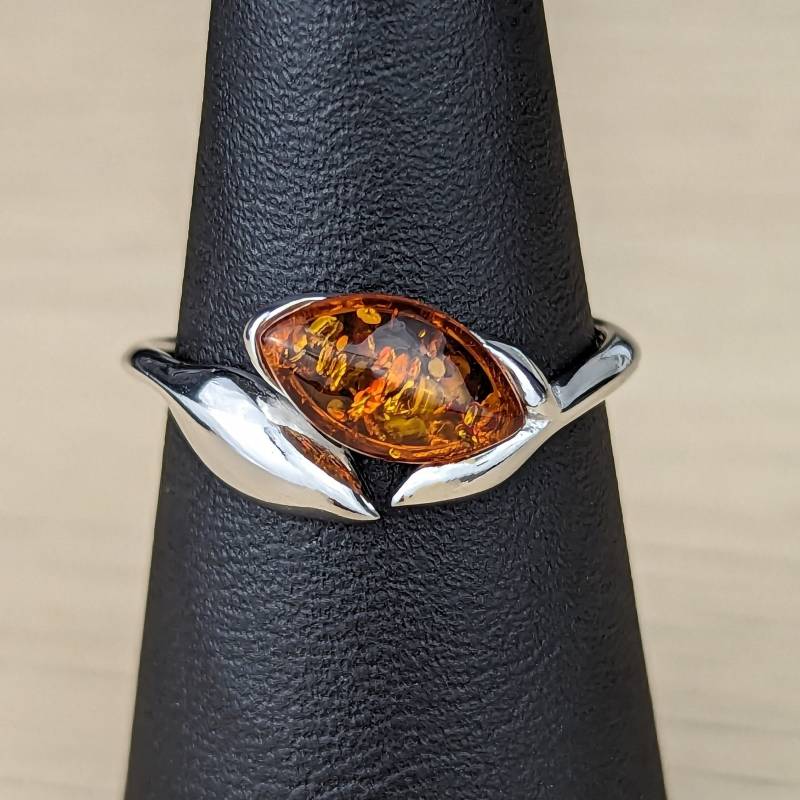 Ring Mandelförmiger Bernstein in Cognac - Fassung Aus Rhodiniertem Silber, Größenverstellbar -Außergewöhnlicher | Schmuckstyck Magie von Schmuckstyck