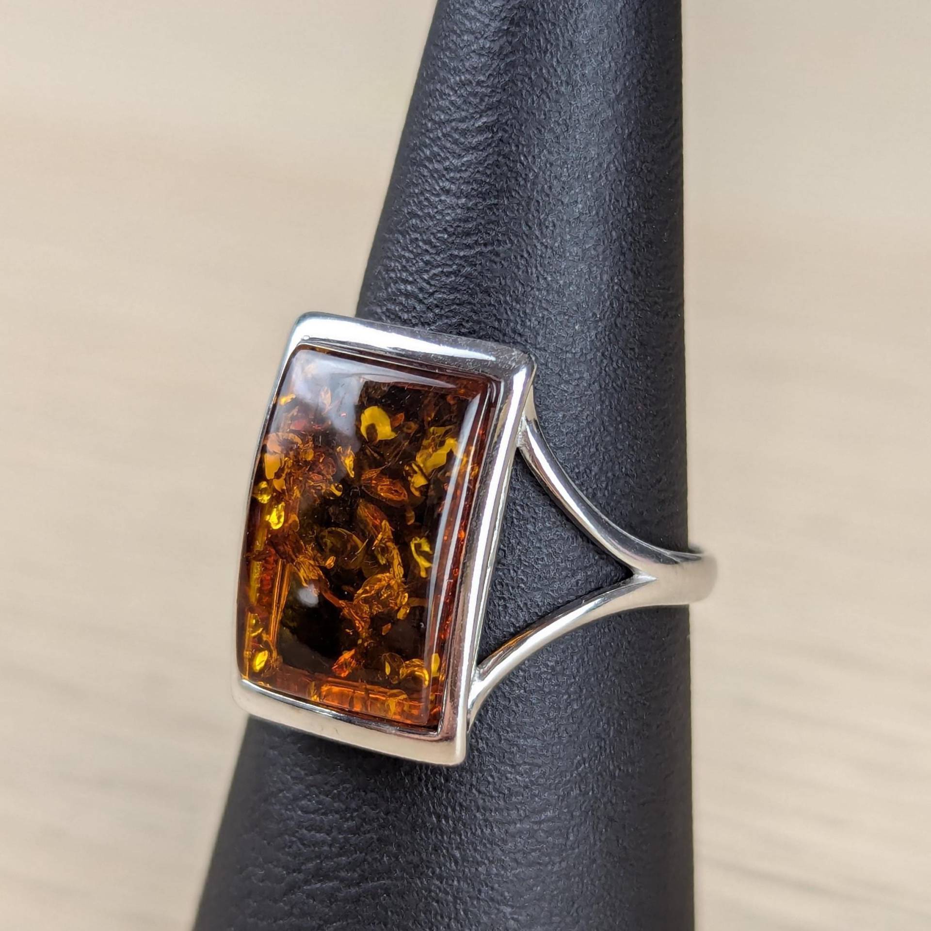 Ring Mit Echt Bernstein Rechteckig Fassung Aus Rhodiniertem Silber -Außergewöhnlicher | Schmuckstyck - Magie von Schmuckstyck