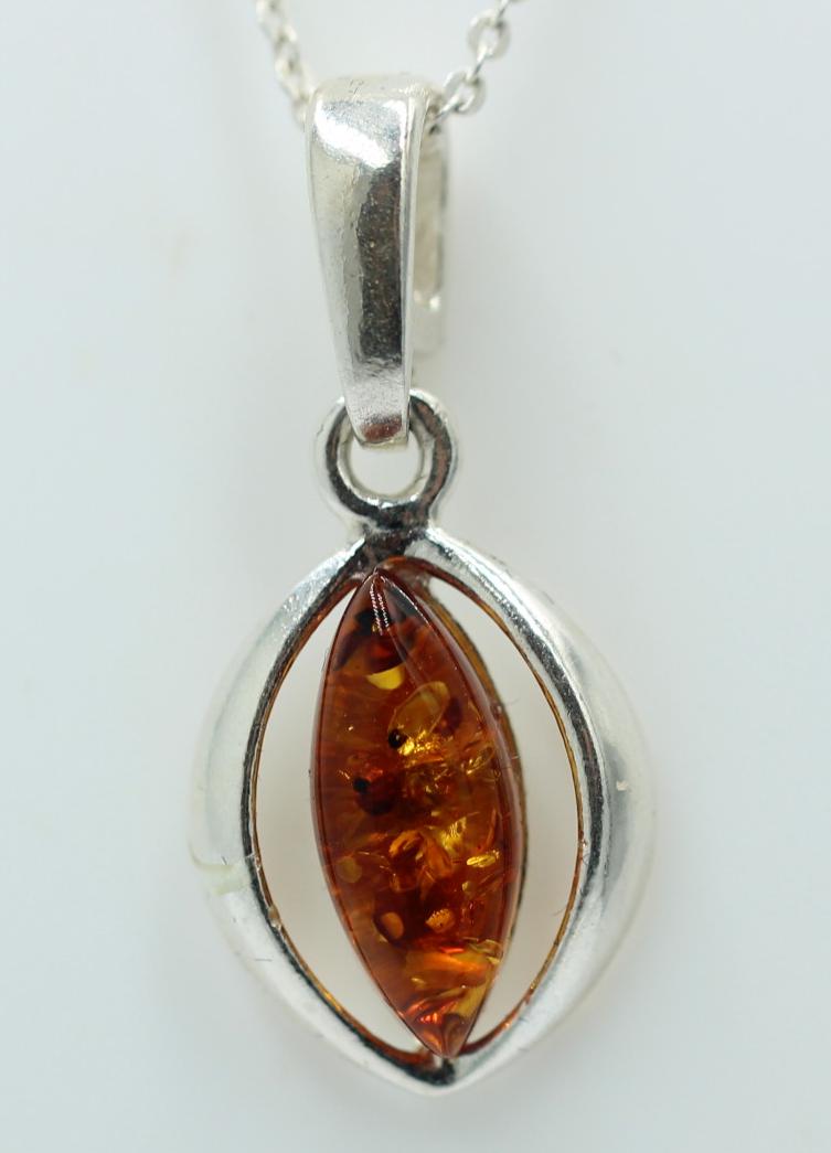 Bernstein Anhänger 925 Silber Schmuckdesignanhänger Bernsteinschmuck Bernstein Anhänger 925 Silber Schmuckdesignanhänger Bernsteinschmuck von Schmucktime