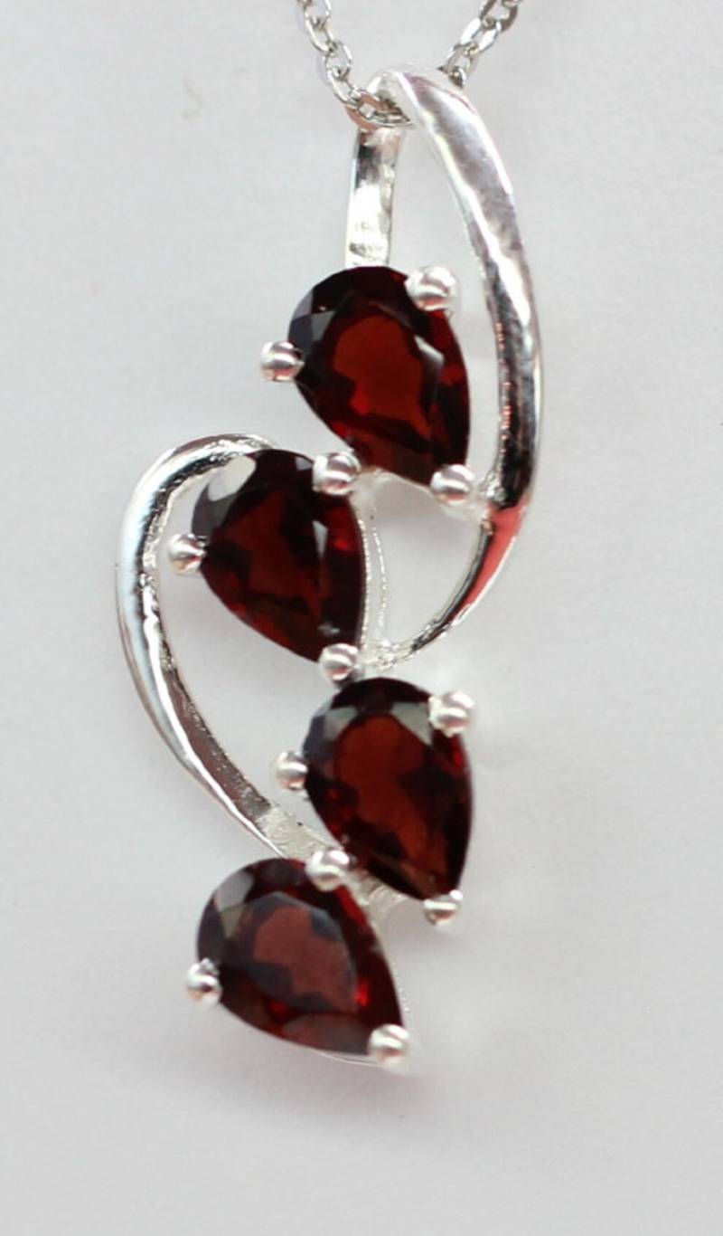 Edler 1, 9 Carat Edler Granat Anhanger 925 Silber Blutroter Edelstein Stylisch Gut von Schmucktime