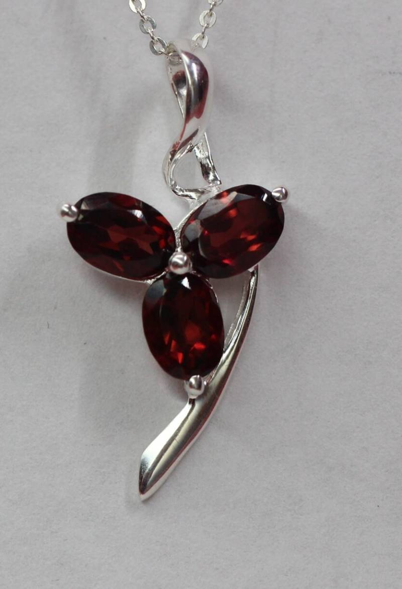 Edler Floraler 2 Carat Granat Anhanger 925 Silber Collier Kette Top Blutroter Edelstein von Schmucktime